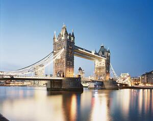 Photography Tower Bridge and city of London at dusk, Gary Yeowell