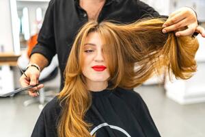 Photography Beautiful young woman getting her hair cut, Su Arslanoglu