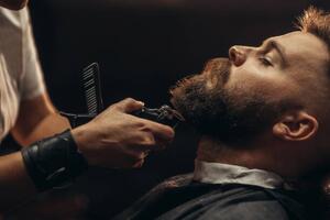 Photography Young bearded man getting beard haircut, zamrznutitonovi