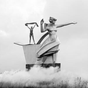 Statuesque - Jerry Hall, Photographic Artwork, Black & White - Andrew Martin