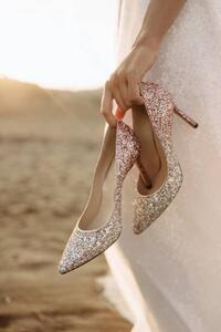 Art Photography Luxurious high-heeled shoes in the bride's, DAMIENPHOTO, (26.7 x 40 cm)