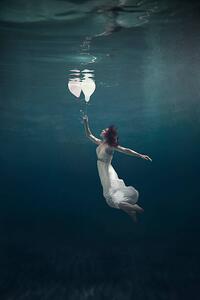 Art Poster girl underwater with balloons, Mark Mawson, (26.7 x 40 cm)
