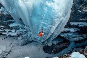 Art Photography A woman ice climbs up a, Alex Ratson, (40 x 26.7 cm)