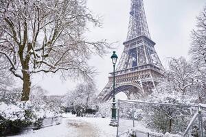 Art Photography Scenic view of Eiffel tower on snowy day, encrier, (40 x 26.7 cm)