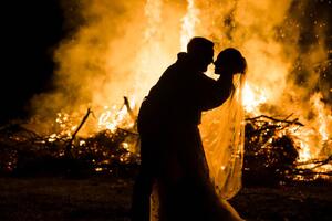 Art Photography Bride and Groom silhouette with Fire behind them, Ellen LeRoy Photography, (40 x 26.7 cm)