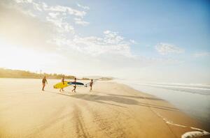 Art Photography Wide shot of family carrying surfboards, Thomas Barwick, (40 x 26.7 cm)