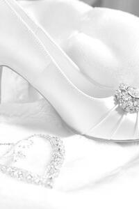 Art Photography High-heeled shoes and women's jewelry, diamond, Borisenkov Andrei, (26.7 x 40 cm)