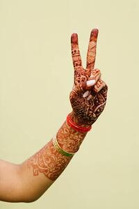 Photography Close-up of a woman's hand with a peace sign, photosindia, (26.7 x 40 cm)