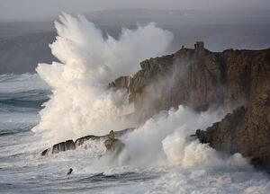 Photography Massive waves breaking on headland, Cornwall,, David Clapp, (40 x 30 cm)