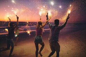 Photography Friends running on a beach with fireworks, wundervisuals, (40 x 26.7 cm)