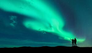 Photography Aurora borealis and silhouette of man and woman, den-belitsky