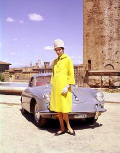 Photography 1962, une jeune femme posant devant une Porsche 356 B, (30 x 40 cm)