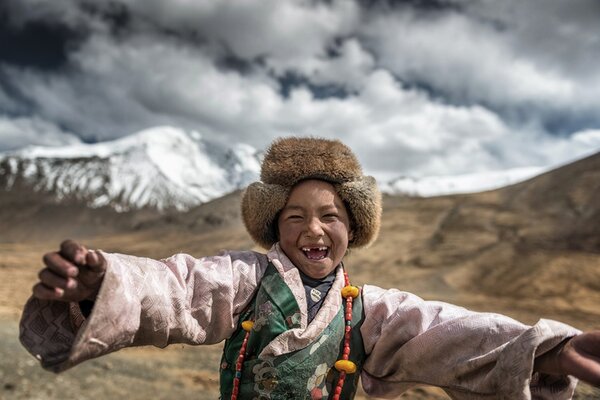 Art Photography Smile Tibet, Sarawut Intarob, (40 x 26.7 cm)