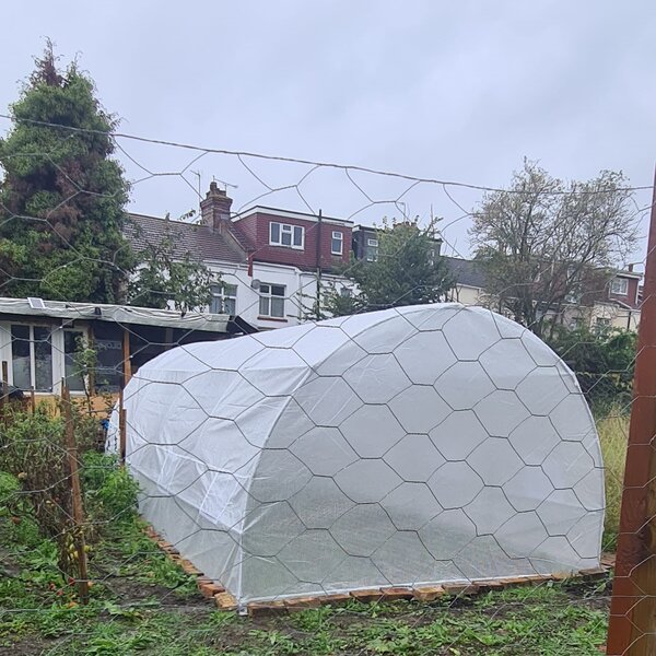 Outsunny 6 x 3 x 2 m Polytunnel Greenhouse, Walk in Polytunnel Tent with Zippered Door and 8 Windows for Garden and Backyard, White Aosom UK