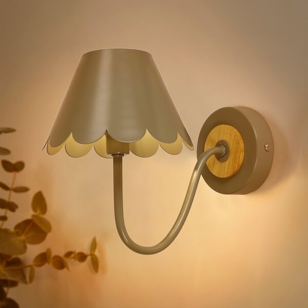 Remi Scalloped Wall Light