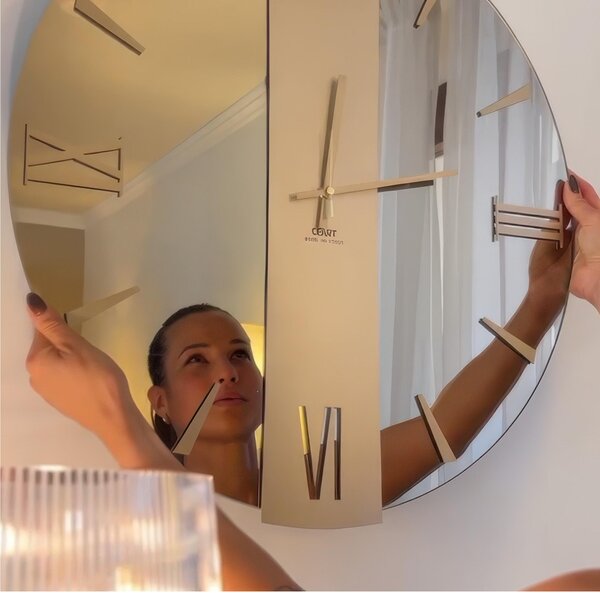 Wall Clock 45 cm Structure, is a GOLDEN VEGA SMALL Mirror Diameter 45 cm with Metal Hands and Embossed METALLIC GOLD Numbers, Mirror Clock Name: specchio