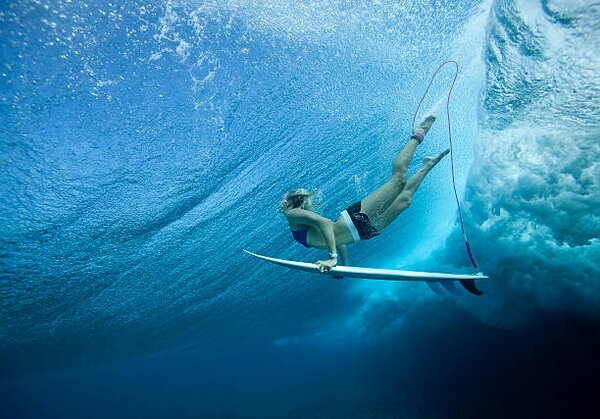 Art Photography Female Pro surfer at Cloud Break Fiji, Justin Lewis, (40 x 26.7 cm)