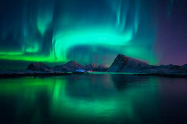 Art Photography Northern Lights over the Lofoten Islands in Norway, Photos by Tai GinDa, (40 x 26.7 cm)