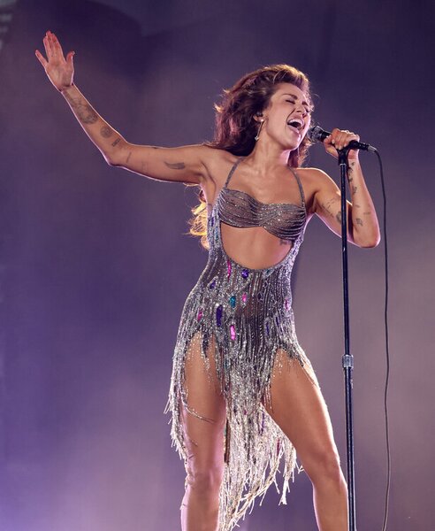 Photography Miley Cyrus at 66th GRAMMY Awards, Kevin Mazur