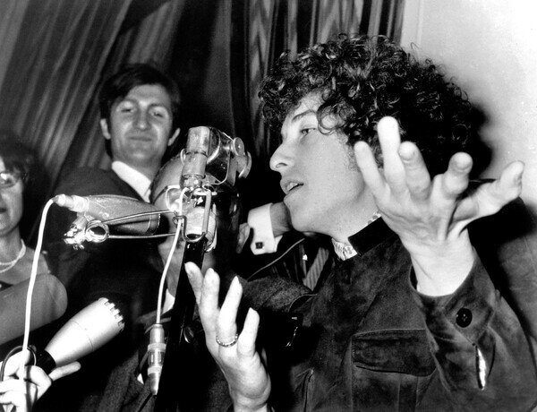 Photography Bob Dylan during a Press Conference, Paris, 23 May 1966