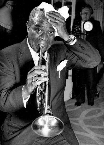 Photography Louis Armstrong during a conference at the Savoy Hotel, 1956