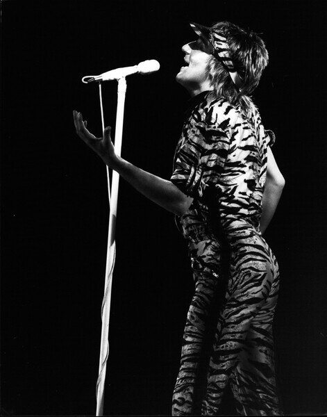 Photography Dec. 19, 1980 - Rod Stewart on stage in London