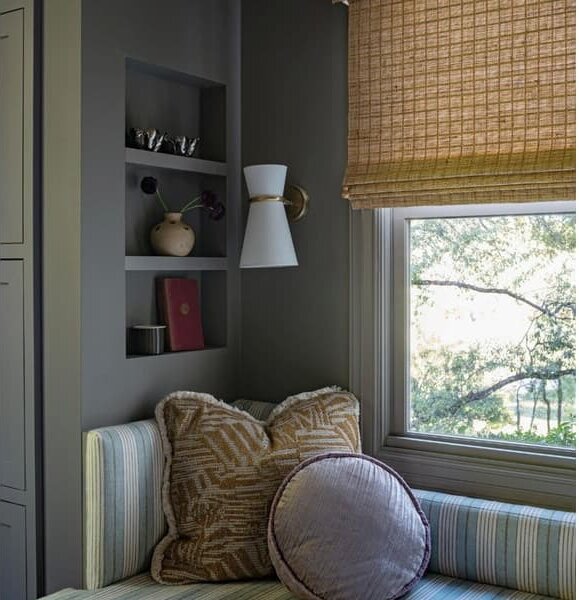 Clarkson Pivoting Wall Light Brass, Light, Hand-Rubbed Antique Brass - Andrew Martin